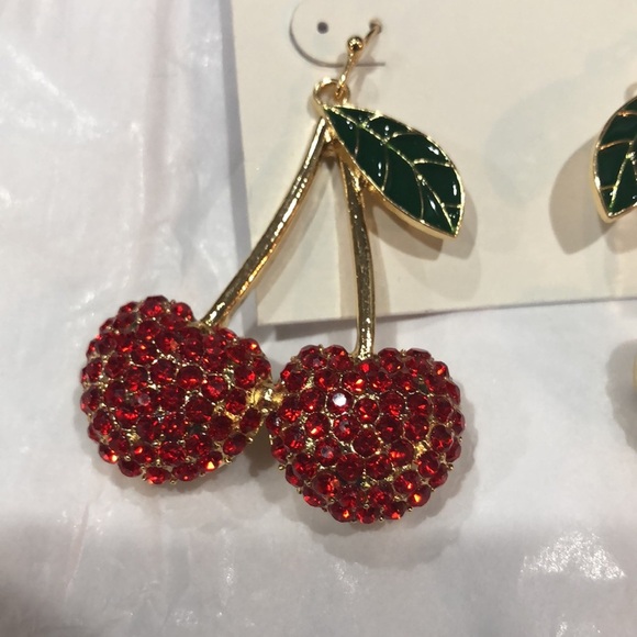 Gold tone ruby red gemstone cherry on stem dangling earrings new - Picture 3 of 16